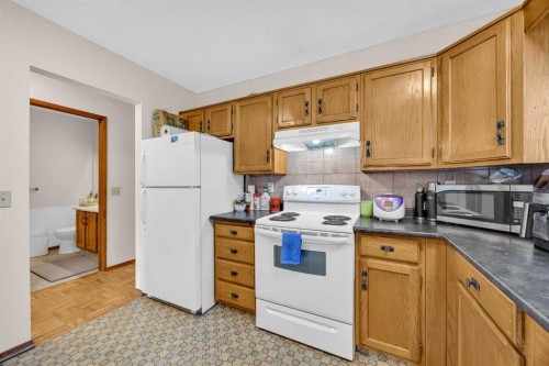 49 Beacham Way Nw, Calgary, AB - Indoor Photo Showing Kitchen