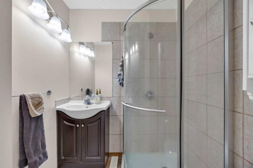 49 Beacham Way Nw, Calgary, AB - Indoor Photo Showing Bathroom