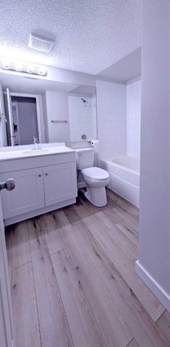 1204-2371 Eversyde Avenue Sw, Calgary, AB - Indoor Photo Showing Bathroom