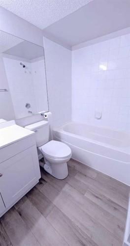 1204-2371 Eversyde Avenue Sw, Calgary, AB - Indoor Photo Showing Bathroom