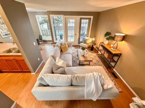 6-99 Grier Place Ne, Calgary, AB - Indoor Photo Showing Living Room