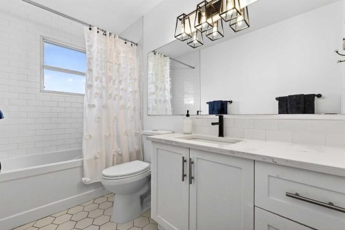 3231 25 Street Sw, Calgary, AB - Indoor Photo Showing Bathroom