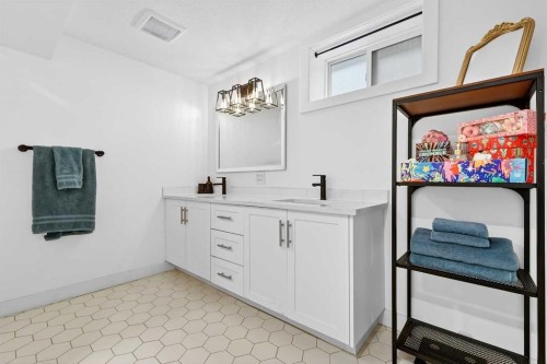 3231 25 Street Sw, Calgary, AB - Indoor