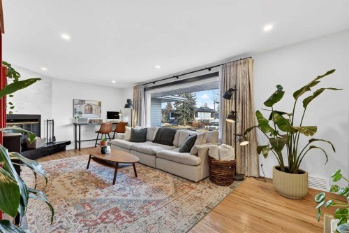 3231 25 Street Sw, Calgary, AB - Indoor Photo Showing Living Room