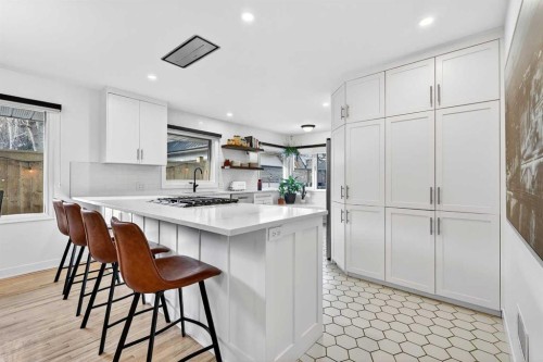 3231 25 Street Sw, Calgary, AB - Indoor Photo Showing Kitchen With Upgraded Kitchen