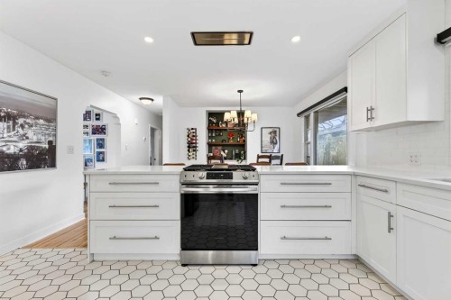 3231 25 Street Sw, Calgary, AB - Indoor Photo Showing Kitchen