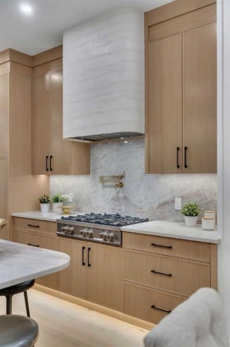 1729 19 Avenue Nw, Calgary, AB - Indoor Photo Showing Kitchen With Upgraded Kitchen