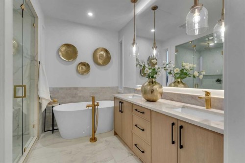 1729 19 Avenue Nw, Calgary, AB - Indoor Photo Showing Bathroom
