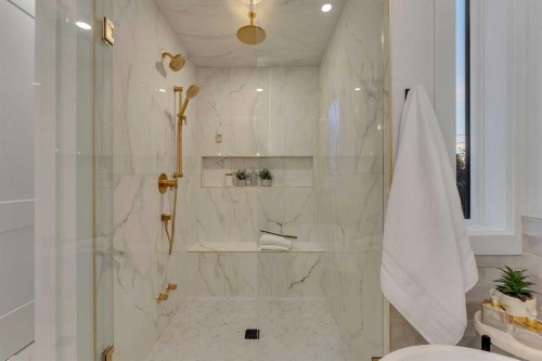 1729 19 Avenue Nw, Calgary, AB - Indoor Photo Showing Bathroom