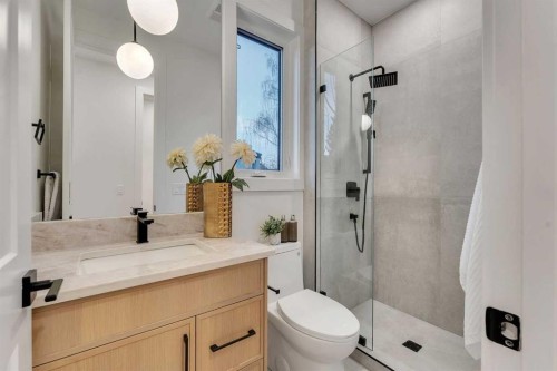 1729 19 Avenue Nw, Calgary, AB - Indoor Photo Showing Bathroom