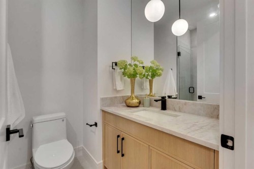 1729 19 Avenue Nw, Calgary, AB - Indoor Photo Showing Bathroom