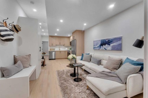 1729 19 Avenue Nw, Calgary, AB - Indoor Photo Showing Living Room