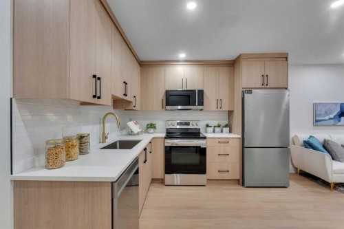 1729 19 Avenue Nw, Calgary, AB - Indoor Photo Showing Kitchen