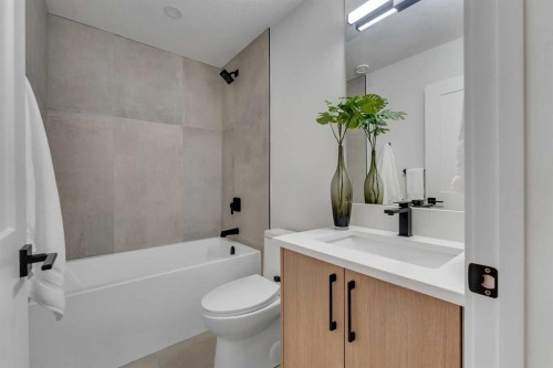 1729 19 Avenue Nw, Calgary, AB - Indoor Photo Showing Bathroom
