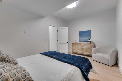 1729 19 Avenue Nw, Calgary, AB - Indoor Photo Showing Bedroom
