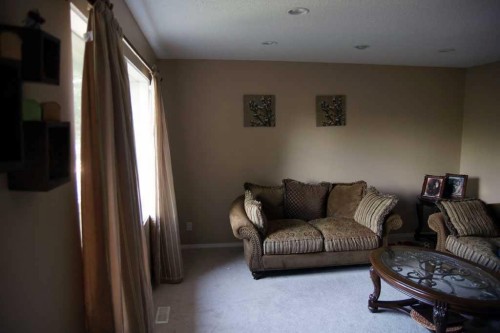 1908 Olympia Drive Se, Calgary, AB - Indoor Photo Showing Living Room