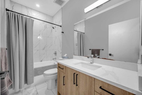 1623 16A Street Se, Calgary, AB - Indoor Photo Showing Bathroom