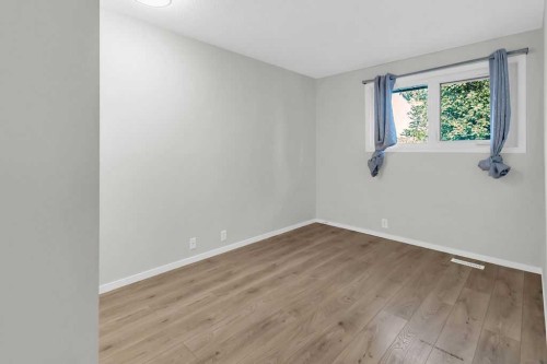 10 Radcliffe Crescent Se, Calgary, AB - Indoor Photo Showing Other Room