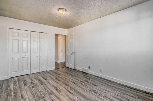 39 Bermuda Drive, Calgary, AB - Indoor Photo Showing Other Room
