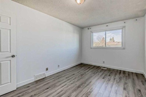 39 Bermuda Drive, Calgary, AB - Indoor Photo Showing Other Room