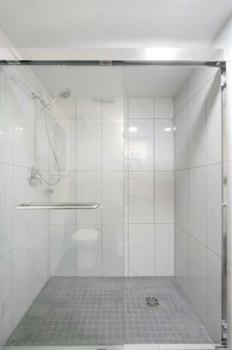 39 Bermuda Drive, Calgary, AB - Indoor Photo Showing Bathroom