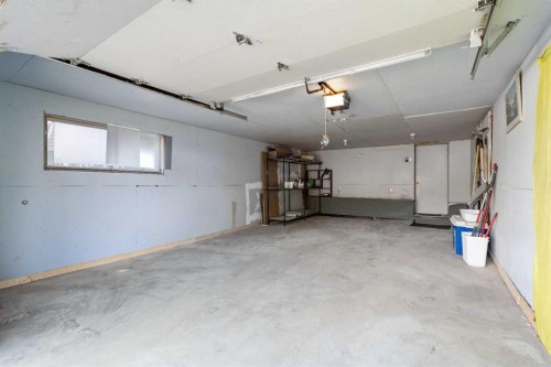 39 Bermuda Drive, Calgary, AB - Indoor Photo Showing Garage