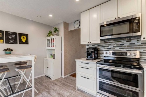 35 Woodstock Road Sw, Calgary, AB - Indoor Photo Showing Kitchen