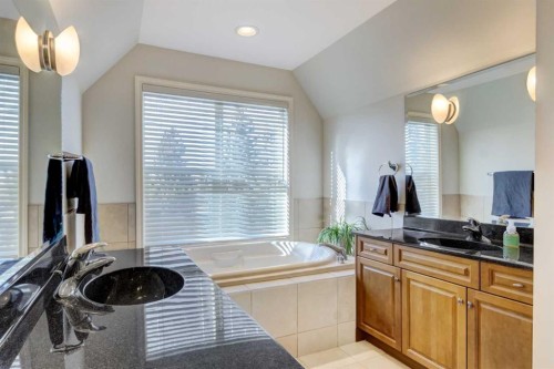 236 Somme Avenue Sw, Calgary, AB - Indoor Photo Showing Bathroom