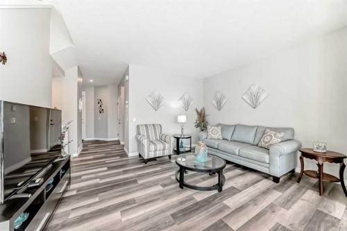 615 Kingsmere Way Se, Airdrie, AB - Indoor Photo Showing Living Room