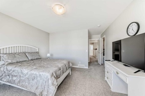 615 Kingsmere Way Se, Airdrie, AB - Indoor Photo Showing Bedroom