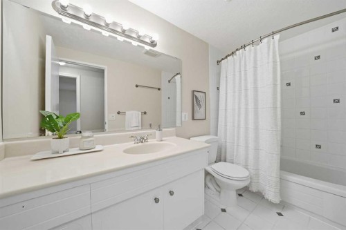 471 Dalmeny Hill Nw, Calgary, AB - Indoor Photo Showing Bathroom
