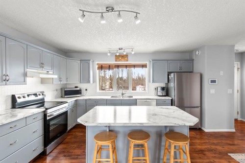 25 Park Place, Didsbury, AB - Indoor Photo Showing Kitchen With Upgraded Kitchen