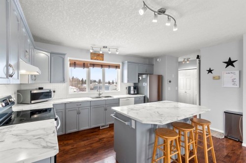 25 Park Place, Didsbury, AB - Indoor Photo Showing Kitchen With Upgraded Kitchen