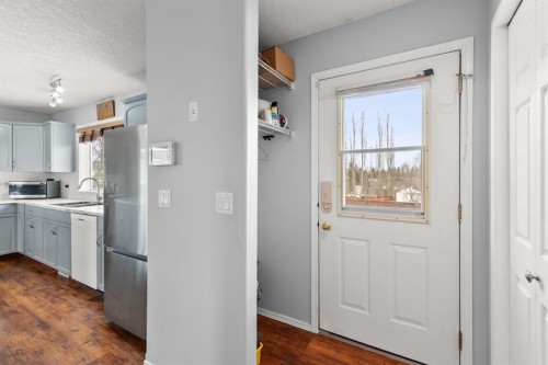 25 Park Place, Didsbury, AB - Indoor Photo Showing Kitchen