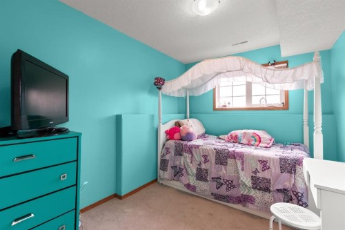 25 Park Place, Didsbury, AB - Indoor Photo Showing Bedroom