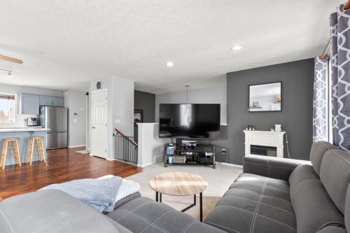 25 Park Place, Didsbury, AB - Indoor Photo Showing Living Room