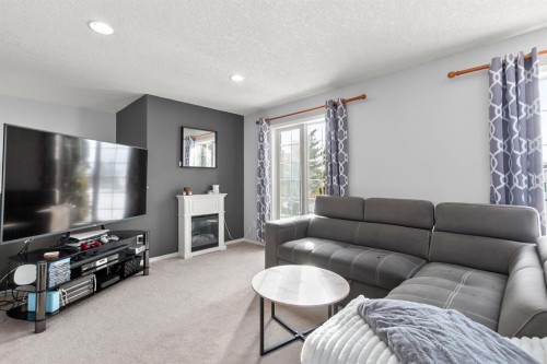 25 Park Place, Didsbury, AB - Indoor Photo Showing Living Room