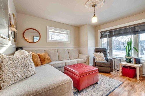 206 5 Avenue Se, Three Hills, AB - Indoor Photo Showing Living Room