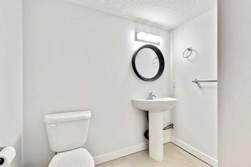 2728 Cochrane Road Nw, Calgary, AB - Indoor Photo Showing Bathroom