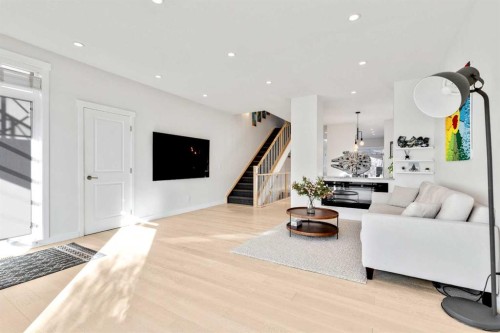 2728 Cochrane Road Nw, Calgary, AB - Indoor Photo Showing Living Room