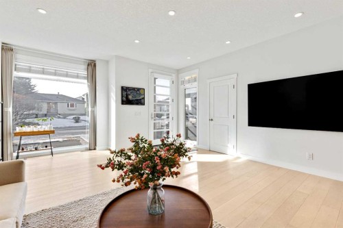2728 Cochrane Road Nw, Calgary, AB - Indoor Photo Showing Living Room