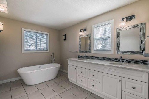23 Cheltenham Road Nw, Calgary, AB - Indoor Photo Showing Bathroom