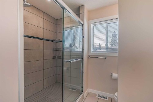 23 Cheltenham Road Nw, Calgary, AB - Indoor Photo Showing Bathroom