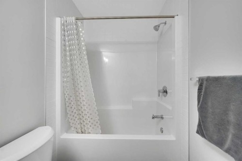 3021 Key Drive Sw, Airdrie, AB - Indoor Photo Showing Bathroom