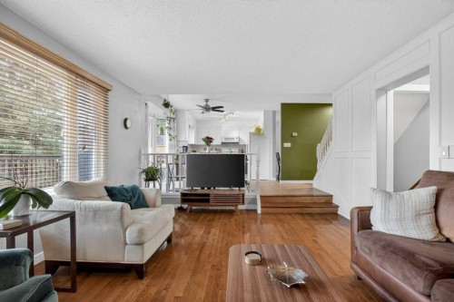 1480 Berkley Drive Nw, Calgary, AB - Indoor Photo Showing Living Room