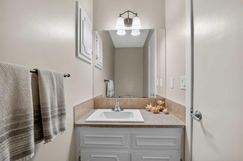 1480 Berkley Drive Nw, Calgary, AB - Indoor Photo Showing Bathroom