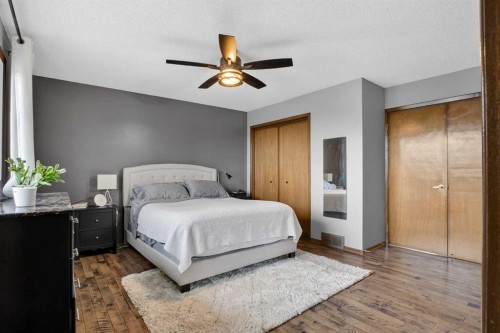 1480 Berkley Drive Nw, Calgary, AB - Indoor Photo Showing Bedroom