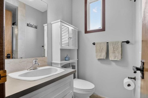 1480 Berkley Drive Nw, Calgary, AB - Indoor Photo Showing Bathroom