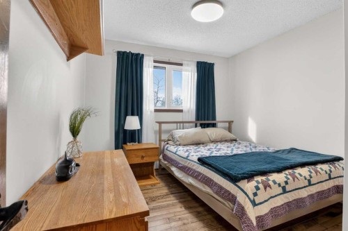 1480 Berkley Drive Nw, Calgary, AB - Indoor Photo Showing Bedroom