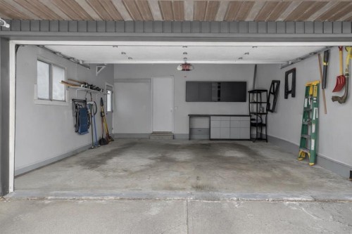 1480 Berkley Drive Nw, Calgary, AB - Indoor Photo Showing Garage